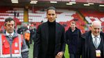Foto: Nonton di Anfield, Van Dijk Disuguhi Blunder Pertahanan Liverpool