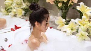 Life Is Good, Intip Gaya Mewah Sosialita Cantik Singapura Relaks di Bathtub