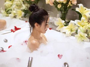 Life Is Good, Intip Gaya Mewah Sosialita Cantik Singapura Relaks di Bathtub