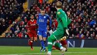 Meski akhirnya menang 2-1, Liverpool tertinggal lebih dulu. Kesalahan operan Joel Matip membuat bola direbut Vicente Iborra. Iborra mengoper ke Riyad Mahrez dan diteruskan ke Jamie Vardy, yang lantas mencetak gol. Kira-kira apa yang ada di pikiran Van Dijk melihat blunder itu ya? (Foto: Phil Noble/REUTERS)