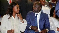 George Weah bersama sang istri Clar Weah yang akan jadi ibu negara dalam waktu dekat. Weah harus melalui dua kali putaran pilpres sebelum bertakhta sebagai orang nomor satu Liberia (Thierry Gouegnon/Reuters.)