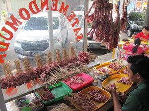 Menikmati Sate Kambing Muda Langganan Artis di Tegal