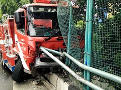 Video: Mobil Damkar Tabrak Pembatas Jalan di Kemanggisan