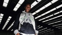 Bekas kiper West Ham United, Shaka Hislop, kuliah berkat beasiswa sepakbola dan lulus S1 di bidang teknik mesin. Dia juga disebut magang di NASA. (Phil Cole/Getty Images)