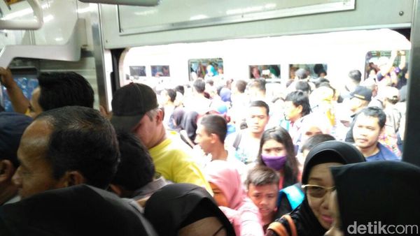 Foto: Ramainya, Stasiun dan Pasar Tanah Abang di Libur Tahun Baru