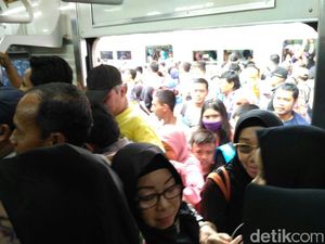 Foto: Ramainya, Stasiun dan Pasar Tanah Abang di Libur Tahun Baru