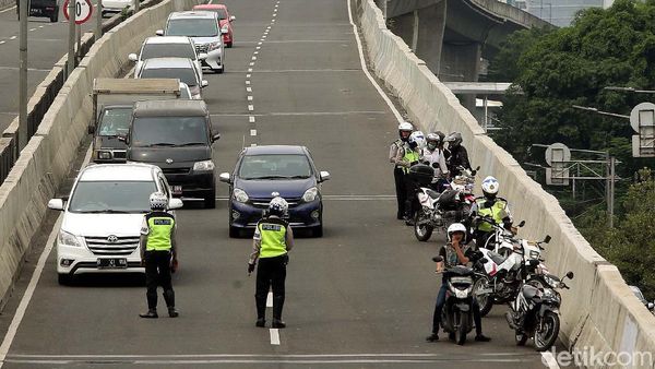 Polisi Tilang Pemotor yang Menerobos JLNT Casablanca