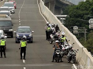 Polisi Tilang Pemotor yang Menerobos JLNT Casablanca