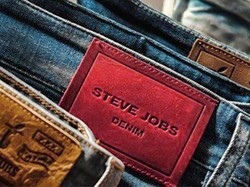 Ketika Steve Jobs Dipakai Jadi Brand Busana di Italia