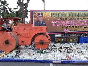 Polisi Musnahkan Miras dan Knalpot Brong Hasil Razia di Surabaya