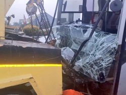 Bus Damri Kecelakaan di KM 9 Tol Joglo Arah Bandara Soetta