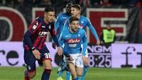 Terakhir kali menjadi juara paruh musim pada 2015/2016, Napoli justru gagal scudetto. Akankah musim ini berbeda? Foto: Maurizio Lagana/Getty Images