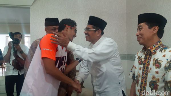 Gaya Sandi Berbaju Basket Saat Bertemu Ulama dan Habib