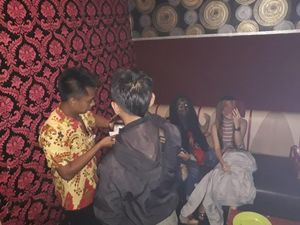 Foto Pemandu Lagu Tampak Seperti Hantu, Asli atau Editan? Foto Pemandu Lagu Tampak Seperti Hantu, Asli atau Editan?