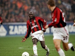 George Weah berada di Milan selama empat setengah tahun. Striker asal Liberia ini menjadi salah satu mesin gol Milan. Dua scudetto dia rasakan bersama Rossoneri. (Foto: Claudio Villa /Allsport)