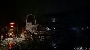 Foto: Sisa Bangkai Truk Tangki yang Terbakar di SPBU Jagakarsa