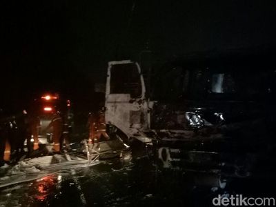 Foto: Sisa Bangkai Truk Tangki yang Terbakar di SPBU Jagakarsa