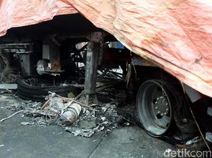 Ini Bangkai Truk Tangki yang Hangus di SPBU Jagakarsa