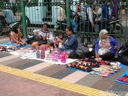 Satpol PP Usir PKL Tanah Abang yang Jualan di Trotoar