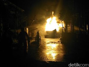 Kebakaran SPBU Jagakarsa, Polisi: Sempat Ada Ledakan dari Truk Tangki Kebakaran SPBU Jagakarsa, Polisi: Sempat Ada Ledakan dari Truk Tangki