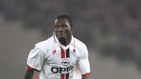 George Weah adalah topskorer Liga Champions 1994/1995 dengan tujuh gol yang dia buat, sang striker juga memenangi Ballon dOr di 1995. Tapi selama lima musim yang sangat subur di AC Milan, dia tak merasakan kejayaan di Liga Champions. (Allsport UK /Allsport)