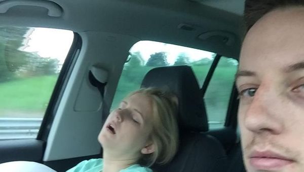 Tak Habis Ide, Pria Ini Ajak Selfie Istrinya yang Tidur