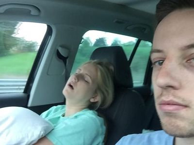 Tak Habis Ide, Pria Ini Ajak Selfie Istrinya yang Tidur