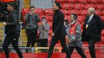 Foto: Nonton di Anfield, Van Dijk Disuguhi Blunder Pertahanan Liverpool