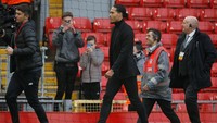 Van Dijk menyaksikan langsung laga Liverpool versus Leicester di Anfield, Sabtu (30/12/2017) malam WIB. Dia akan resmi berseragam tim Merseyside tersebut pada 1 Januari 2018 mendatang. (Foto: Phil Noble/REUTERS)