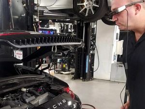 Keren, Cek Kerusakan Mobil Pakai Kacamata Pintar