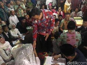 Tiba di Lokasi Nikah Massal, Anies Salami Calon Manten