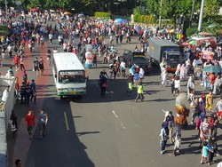Car Free Day Ditiadakan, Warga Tetap Penuhi Bundaran HI