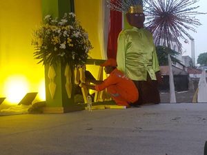 Asyik Selfie, Warga Rusak Properti Nikah Massal