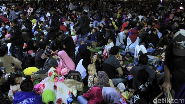 Warga Bandung Tumplek di Alun-alun untuk Rayakan Tahun Baru