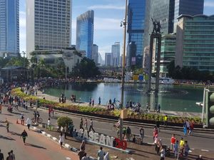 Warga yang Menyemut di Bundaran HI, Meski Tak Ada Car Free Day
