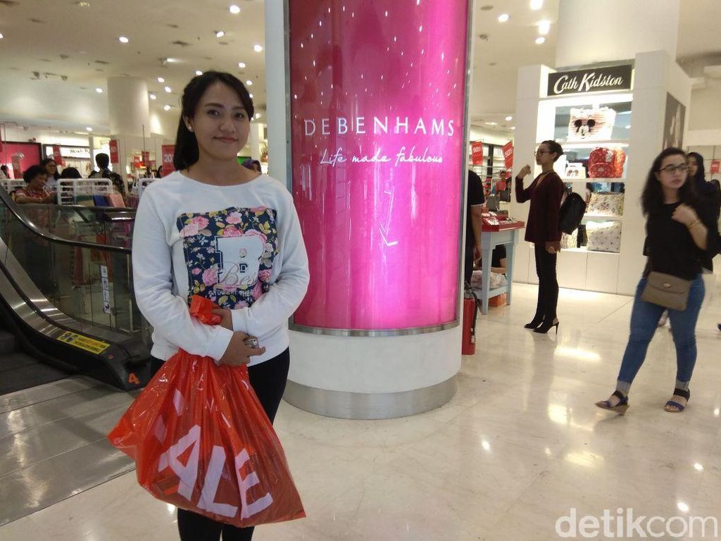 Wanita Cantik Ini Rela Antre Demi Diskon di Debenhams Wanita Cantik Ini Rela Antre Demi Diskon di Debenhams