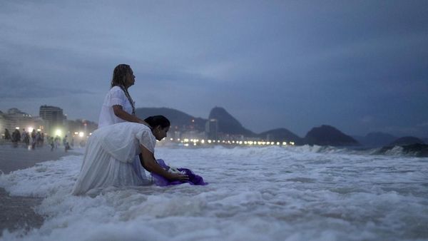 Foto: Ritual untuk Dewi Laut di Brasil Jelang Tahun Baru