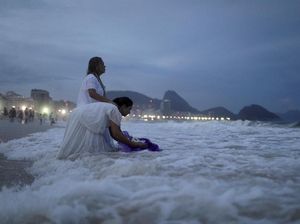 Foto: Ritual untuk Dewi Laut di Brasil Jelang Tahun Baru
