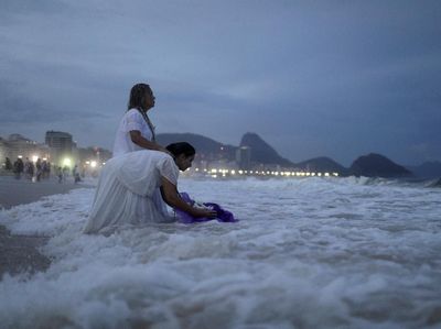 Foto: Ritual untuk Dewi Laut di Brasil Jelang Tahun Baru