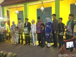 Usai Jadi Saksi, Anies-Sandi Foto Bersama Pengantin Nikah Massal
