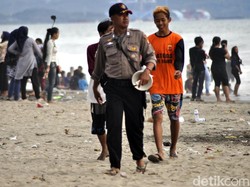 Kawal Tahun Baru, Nurman Bawa Toa dan Peluit di Pantai Sukabumi