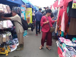 PKL di Depan Stasiun Tanah Abang Keluhkan Sepi Pembeli