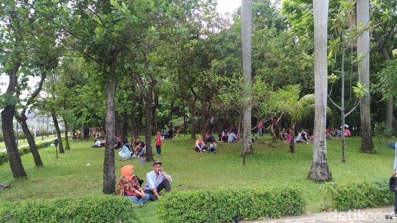 Meski Dilarang, Pengunjung Tetap Bersantai di Rumput Taman Monas