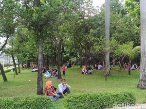 Meski Dilarang, Pengunjung Tetap Bersantai di Rumput Taman Monas