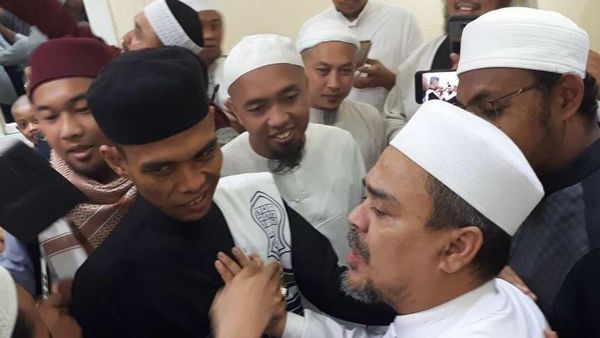 Peluk dan Tawa Saat Ustaz Somad-Habib Rizieq Bertemu di Mekkah
