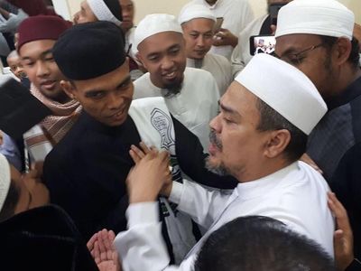 Peluk dan Tawa Saat Ustaz Somad-Habib Rizieq Bertemu di Mekkah