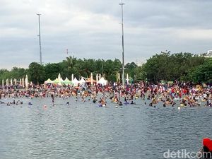 Tunggu Pergantian Tahun, Pengunjung Asyik Berenang di Pantai Ancol