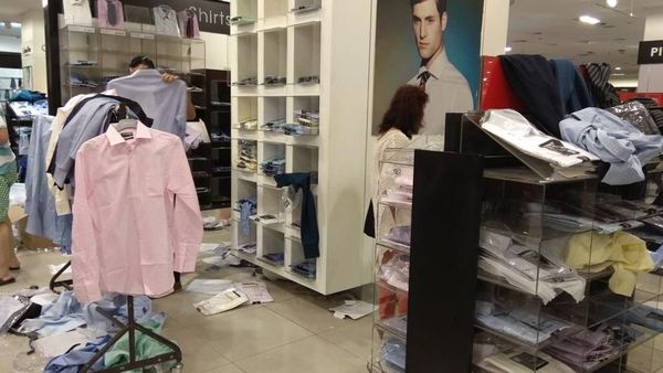 Foto: Ngeri, Barang Diskon di Debenhams Berceceran
