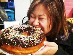 Tantangan Enak, Habiskan Donat Segeda Kepala Dalam 3 Menit!