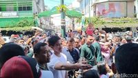Gaya Kasual Kaesang Temani Jokowi Jalan-jalan di Malioboro